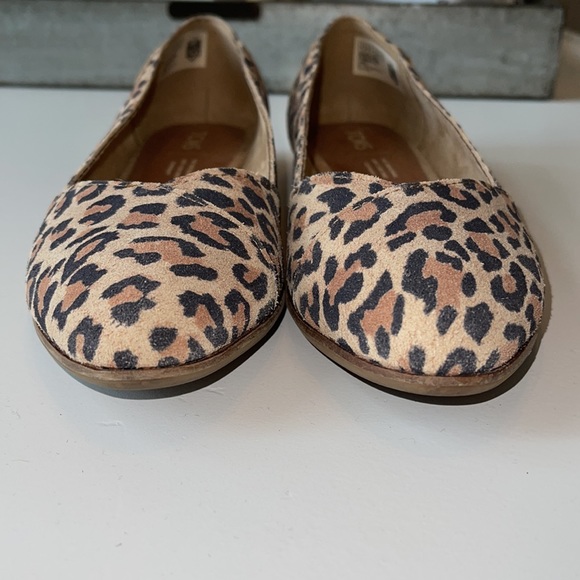 Toms Julie Desert Tan Leopard Print Suede Flats - Picture 3 of 6